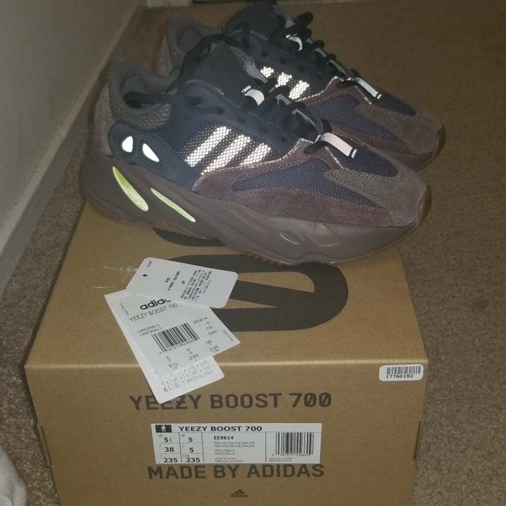 Yeezy " mauve" 700 size 5.5 in mens.